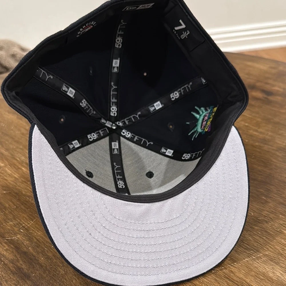 New York Yankees Black Cap with Embroidered Details - Picture 2 of 2
